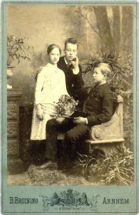 Foto van Adrien Henri MG (1873-1965) met zus Jeannette Cornelie MG (1875-1935) en broer Jean Albert MG (1871-1944)